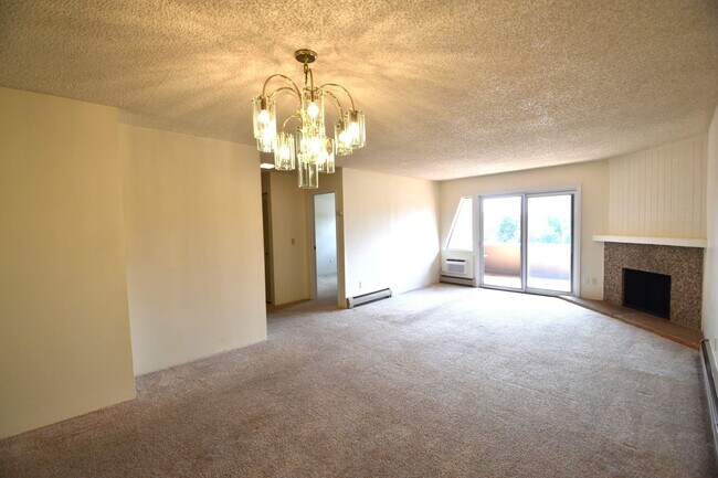Building Photo - 3 Bedroom, 2 Bathroom Penthouse Condo in North Boulder.