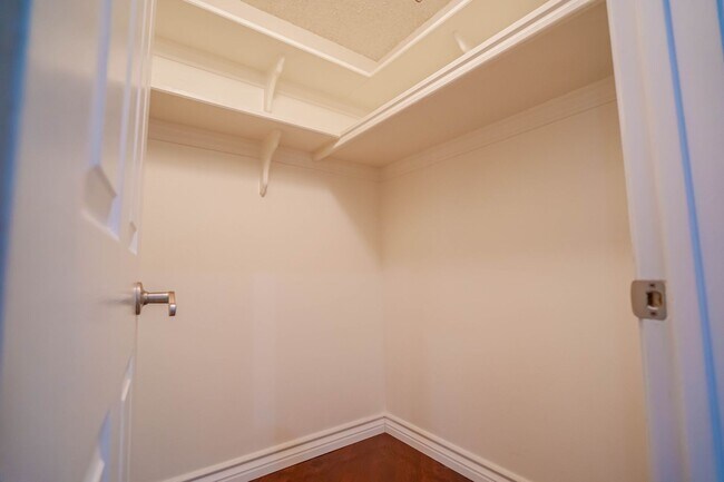 Building Photo - Valencia 4 Bedroom Home for Rent.