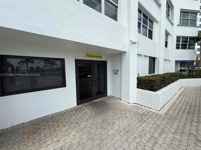 Building Photo - 801 Brickell Bay Dr