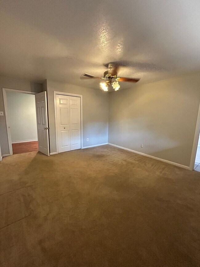 Building Photo - Beautiful Large Family Home!!!