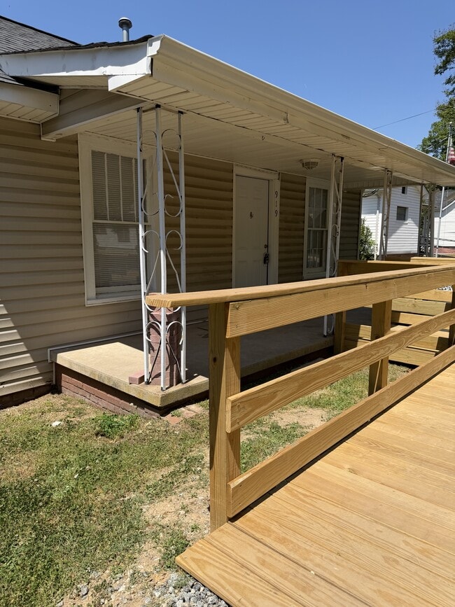 Building Photo - 919 N Walnut St