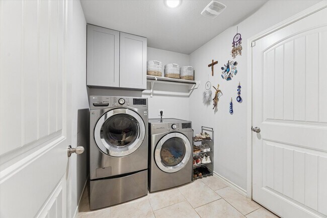 Building Photo - 3018 Village Creek Dr