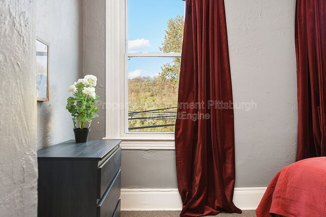 Building Photo - 320 Greenfield Ave