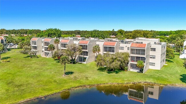 Building Photo - 210 Lakeview Dr