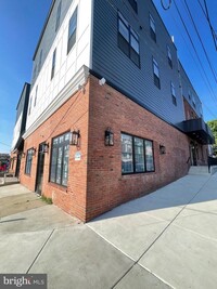 Building Photo - 581 Jamestown Ave.