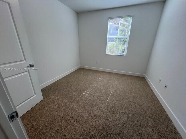 Building Photo - 109 SW 170th Ave