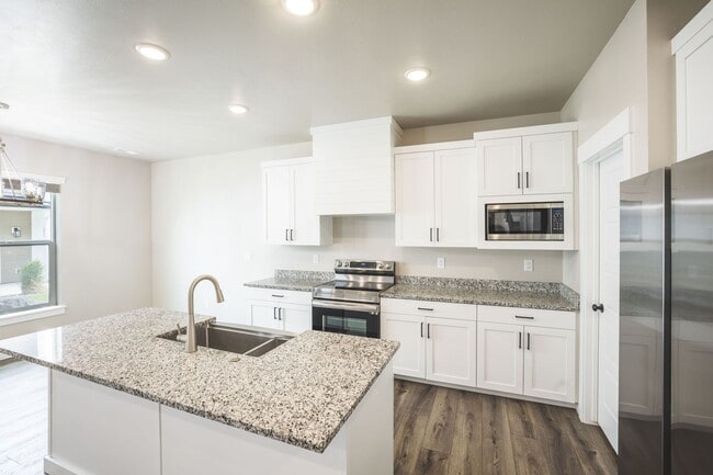 Building Photo - MODERN 4 BED 3 BATH TOWNHOME IN SUGAR CITY
