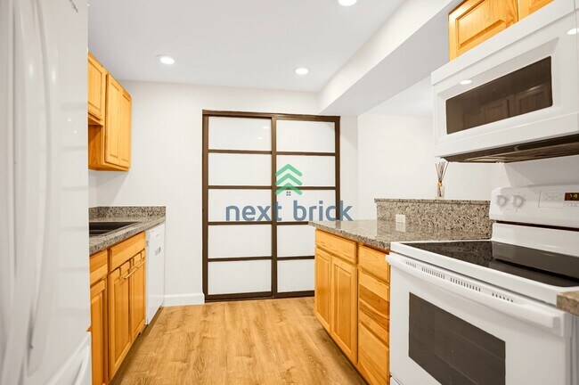 Building Photo - Charming 2 Bedroom 1 Bathroom Condo!