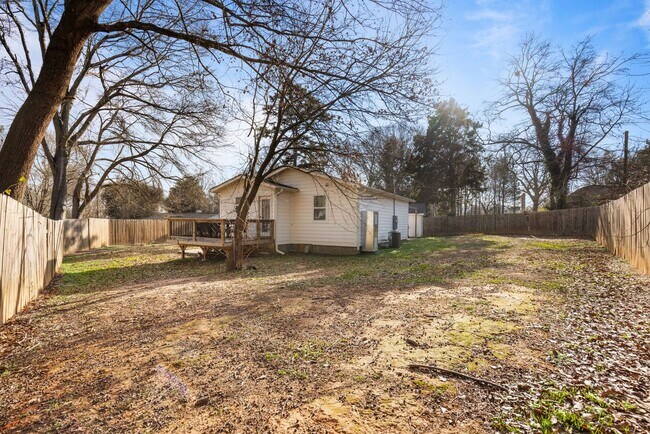 Building Photo - Single Family Home, 2 bed/1 bath $1,350 One-Story