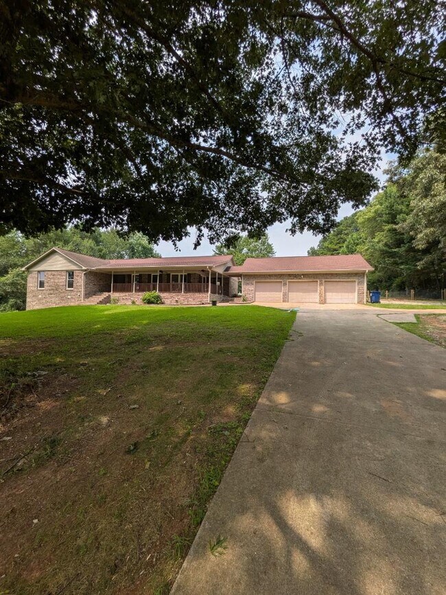 Building Photo - 102 Huntington Ridge Rd