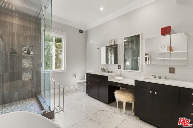 Building Photo - 2422 Cazaux Pl