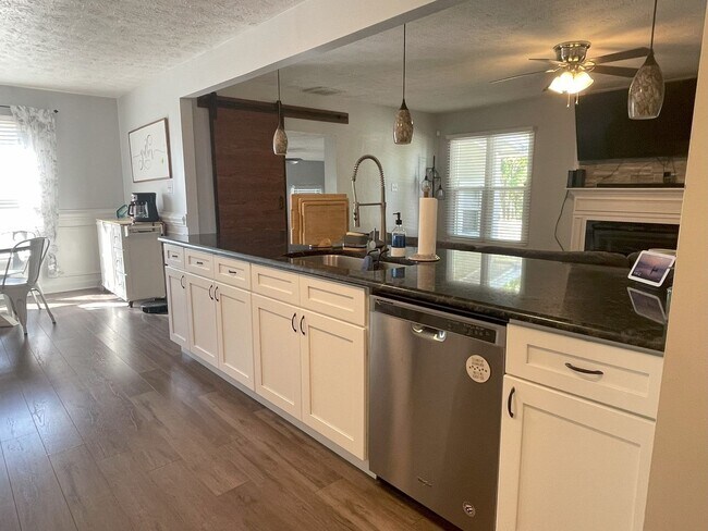 Building Photo - Beautifully Updated 3 Bed Home with Bonus ...