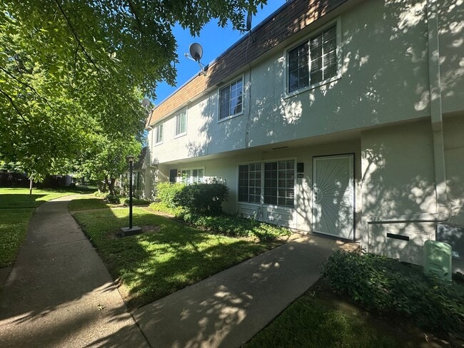 Building Photo - Three Bedroom Townhome Near River Access