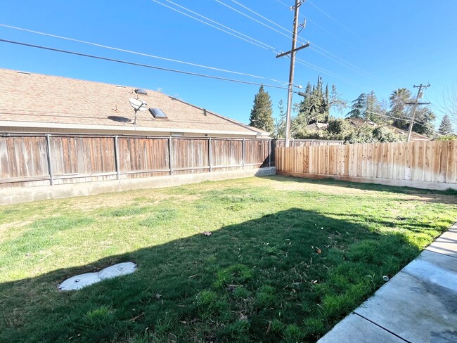 Building Photo - Merced: $1975 3 bed 2 bath single story ho...