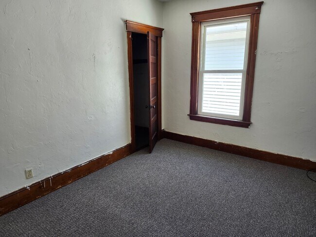 Building Photo - 3 Bed, 1 Bath 3rd floor apartment