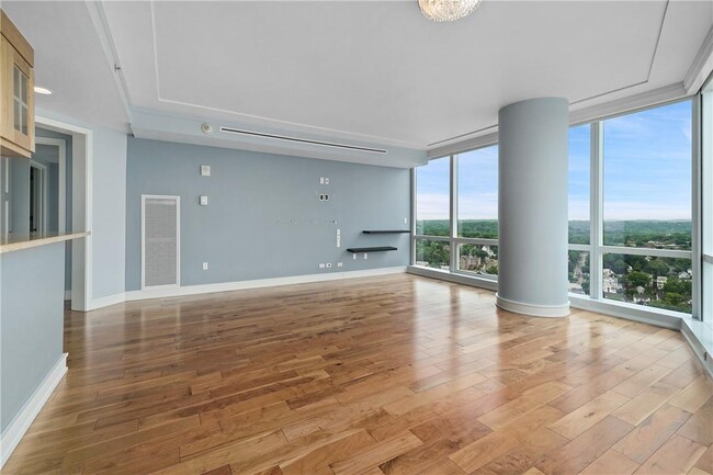 Building Photo - 5 Renaissance Square