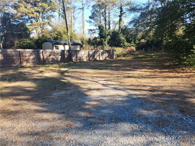 Building Photo - 229 Pinecrest Dr