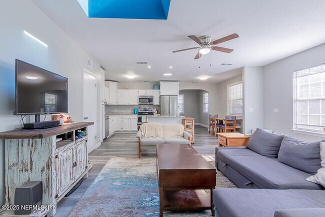 Building Photo - 1358 Hollyhock Cir