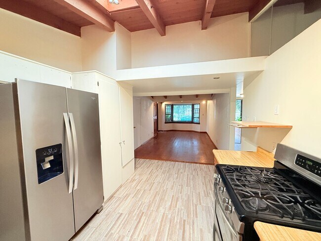 Building Photo - 401 N Lupine St