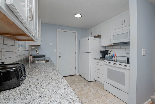 Building Photo - Inviting home with private fenced yard for pets