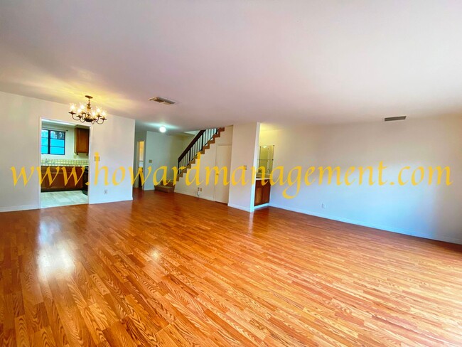 Building Photo - Spacious Townhouse condo with central A/C,...