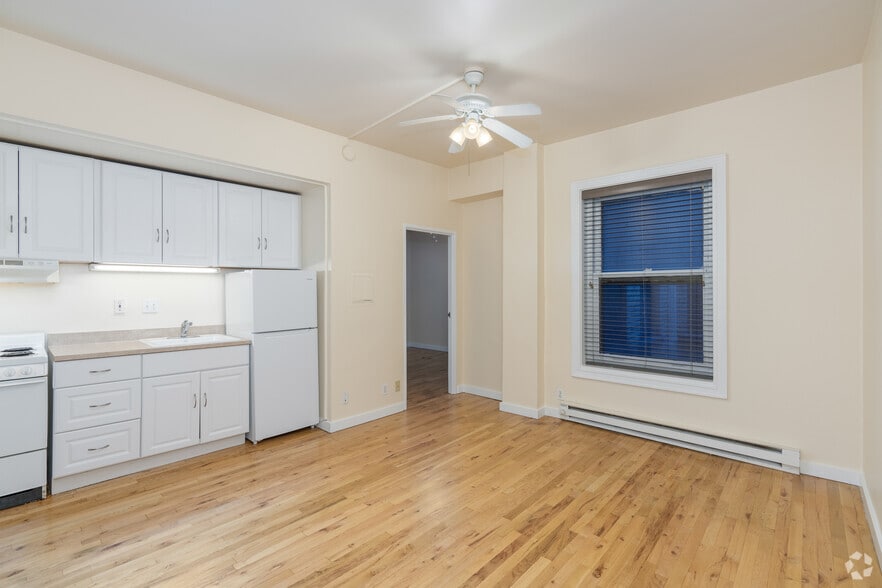 1BR, 1BA - 392SF - Living Room - Washington Plaza Apartments
