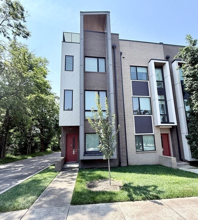 Building Photo - 3 bedroom/3.5 baths/ 12th S