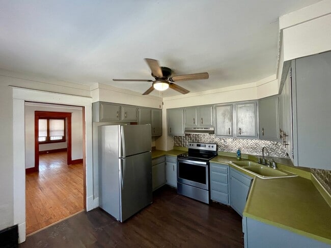 Building Photo - 1501 S Spring St