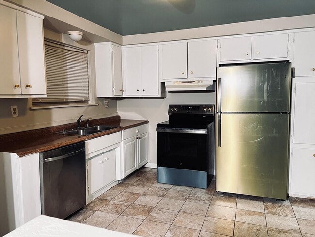 Building Photo - 25323 Orchard Lake Rd