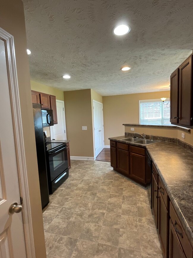 Building Photo - Executive Living!