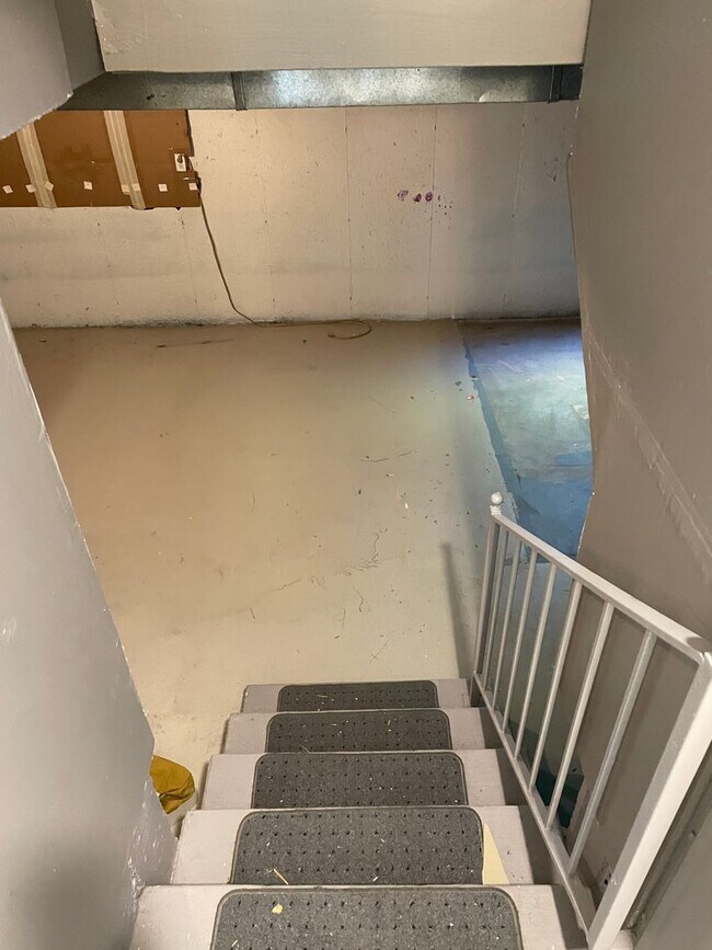 Building Photo - 3-Bedroom 1.5 Bath Twin-Home