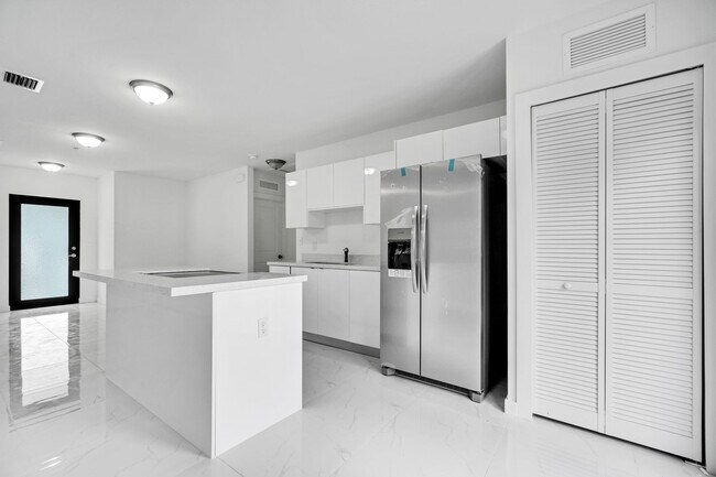 Building Photo - Goulds 4 Bed Triplex