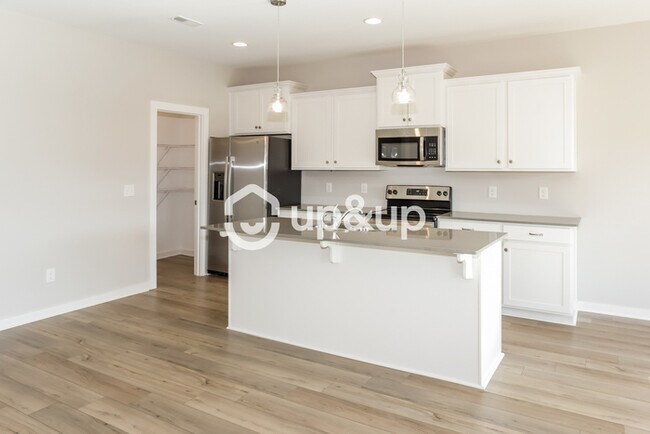 Building Photo - Fantastic 4bd/2ba home! Coming soon!