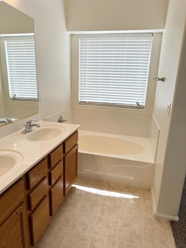 Building Photo - Fantastic 4 Bedroom/2 Bath Single Level Ho...