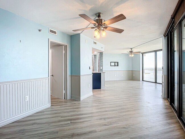 Building Photo - Stunning Penthouse Rental with Intracoasta...