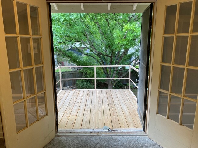 Building Photo - 910 Nacogdoches Rd