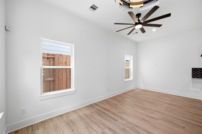 Building Photo - 2107 Esther Dr