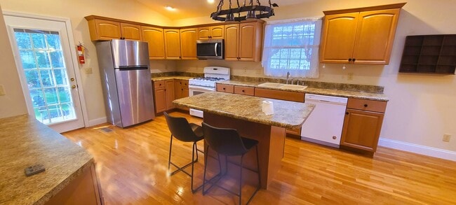 Building Photo - Charming 3 Bedroom, 3 Bath House