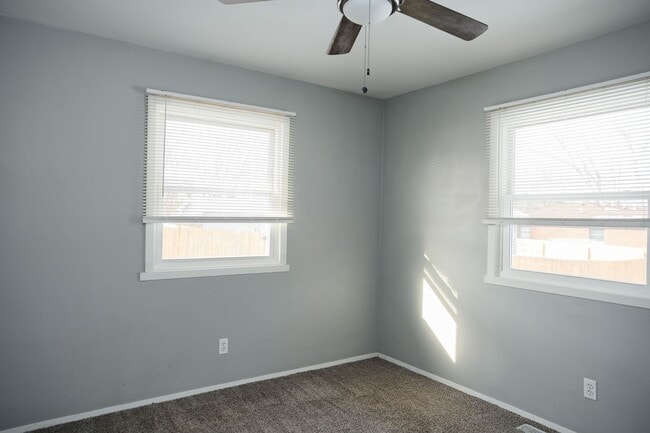 Building Photo - 2 bed 1 bath Duplex in Portage