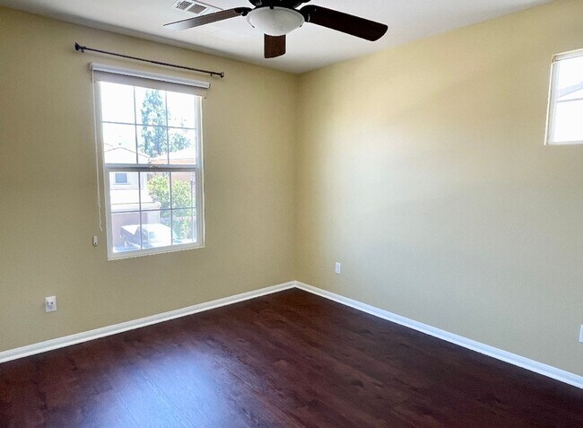 Building Photo - 4 bed 3 bath home in the heart of Simi Val...