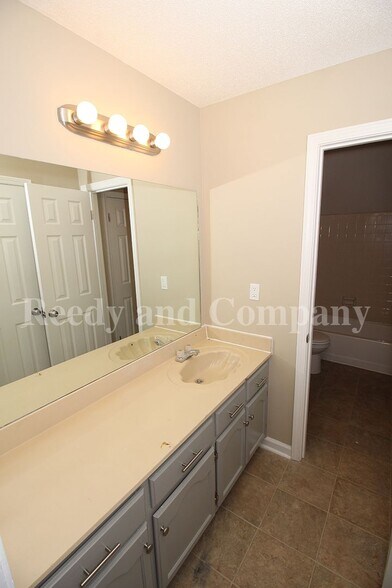 Building Photo - 5875 Jardin Pl