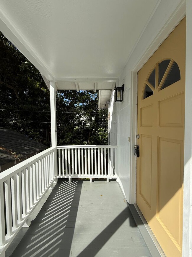 Building Photo - Renovated Move In Ready Apartment Just Min...