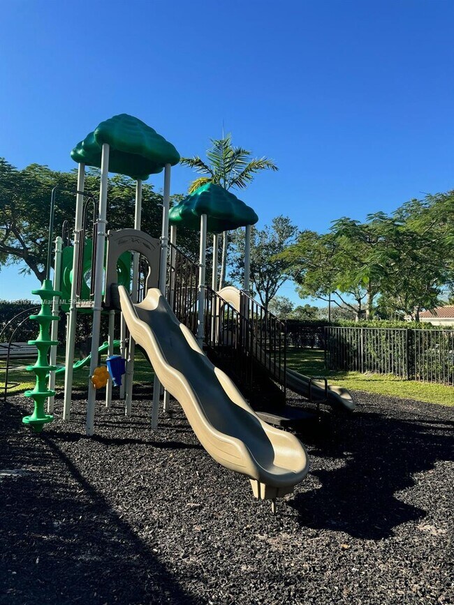 Building Photo - 9825 Baywinds Blvd