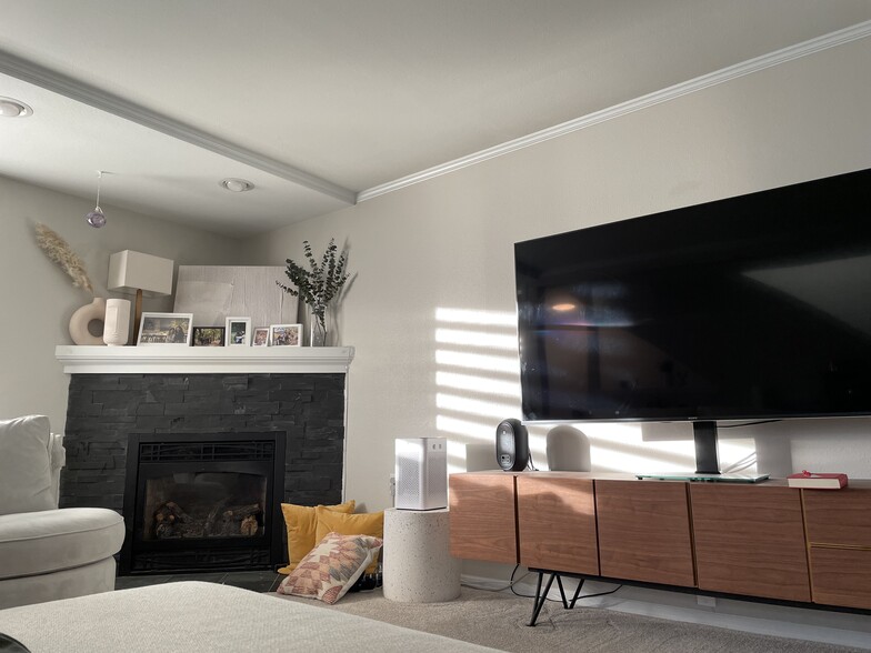 Gas fireplace with smart feature for auto turn-on/off - 728 N 94th St