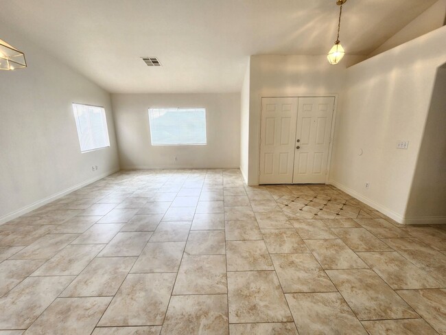 Building Photo - Spacious 4-Bedroom Single-Story Home with ...