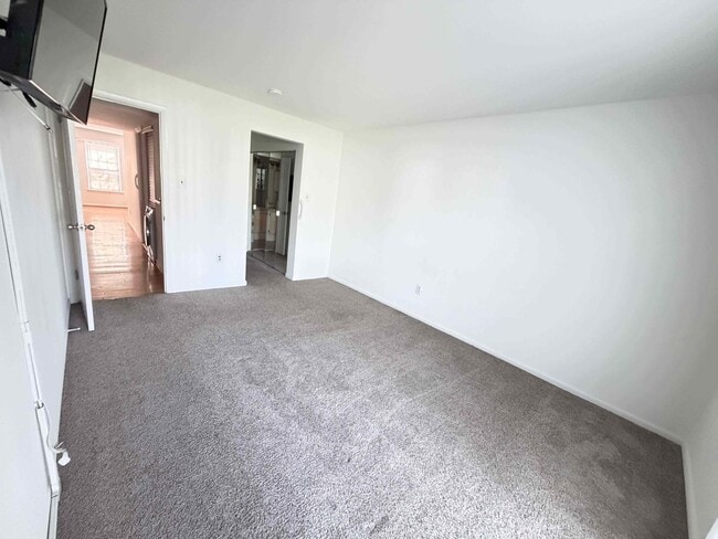 Building Photo - 2BR MORGANDALE CONDO AVAIL. IMMED!!