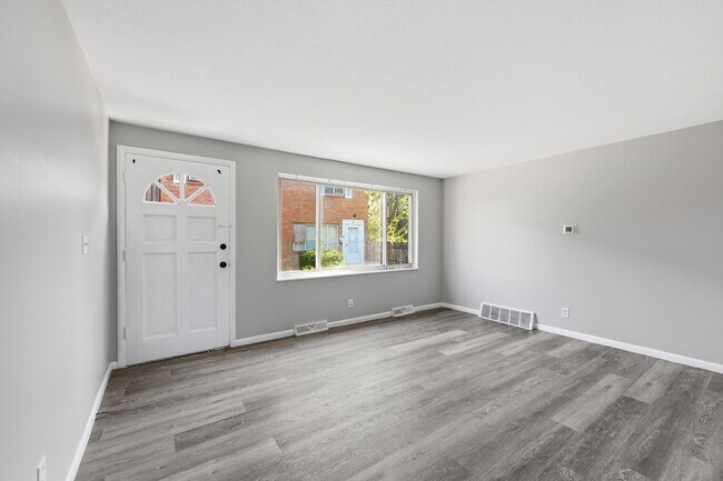 Building Photo - 1759 Lonsdale Rd