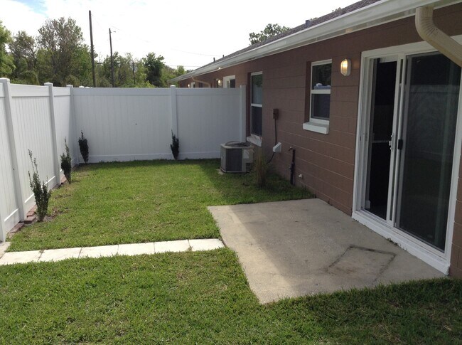 Building Photo - 2 Bedroom/2 Bathroom Triplex with Large Fe...