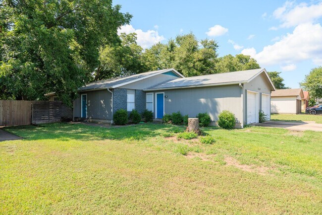 Building Photo - ** 2 Weeks Free!** Spacious 3-Bedroom Town...