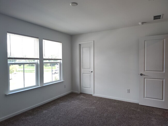 Building Photo - Move-in Ready home Located in The Parkside...